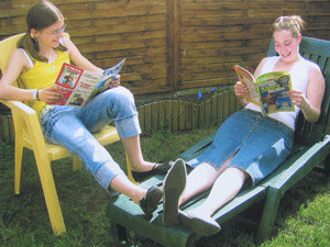 Vacances d'été tranquilles. Soleil.Ma cousine, moi.Détente au jardin."Tiens, écoute cette blague..." Ah oui! Je ris... je me souviens.